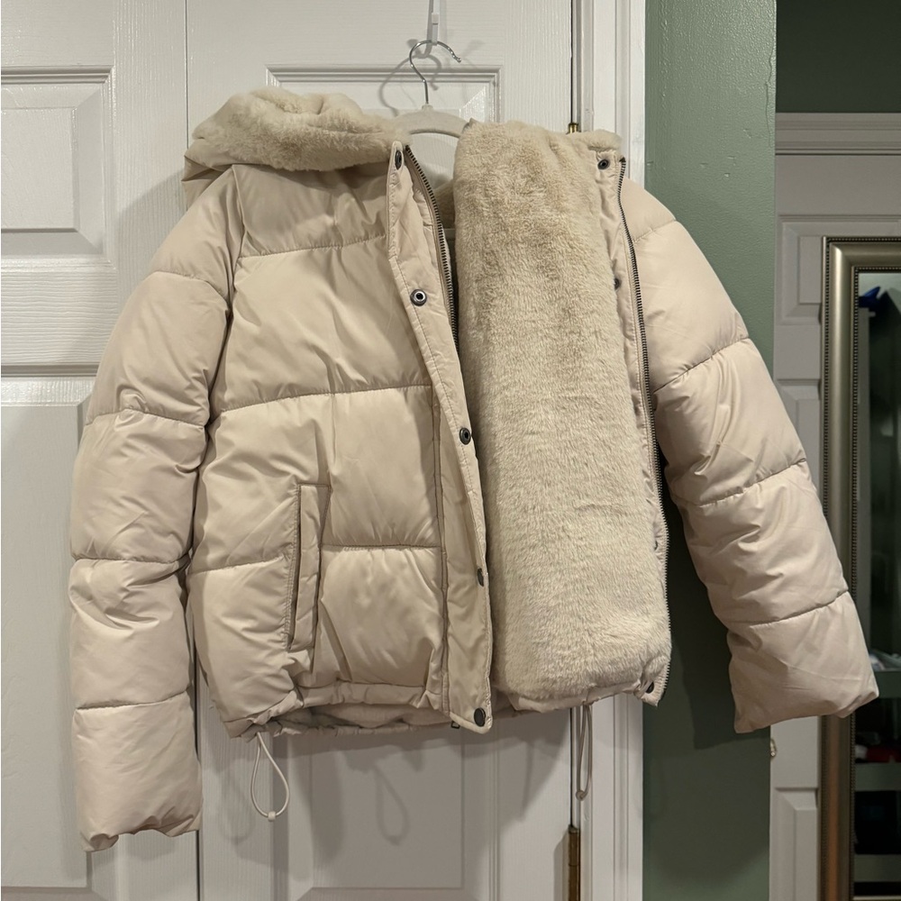Hollister Cream Cropped Puffer Jacket with Fuzzy Lining